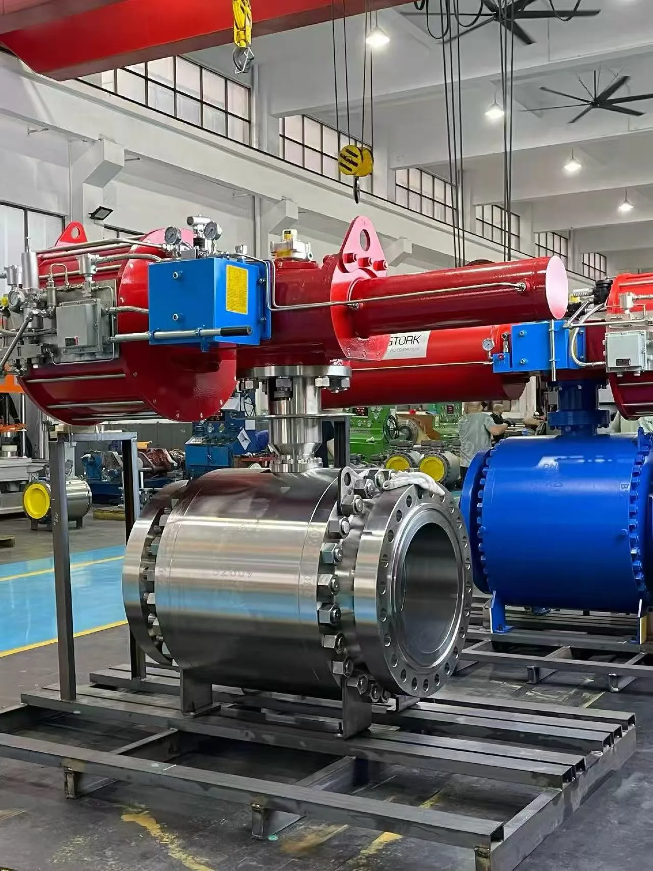 válvula de bola trunnion actuada en taller de montaje