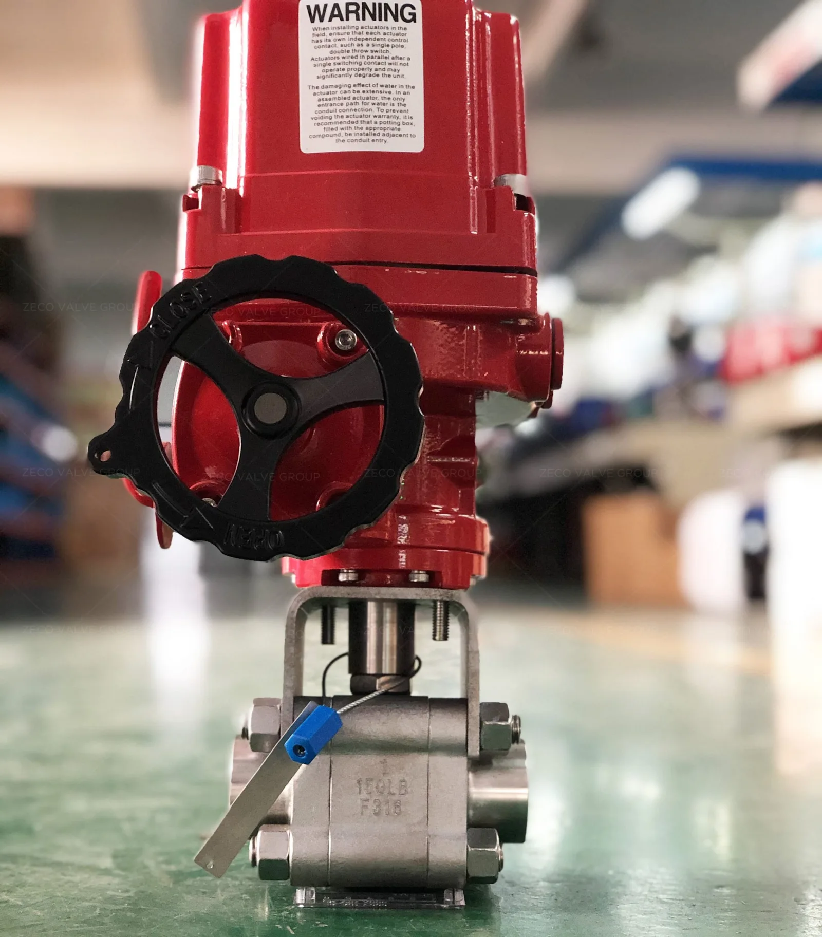 válvula de bola motorizada compacta en taller
