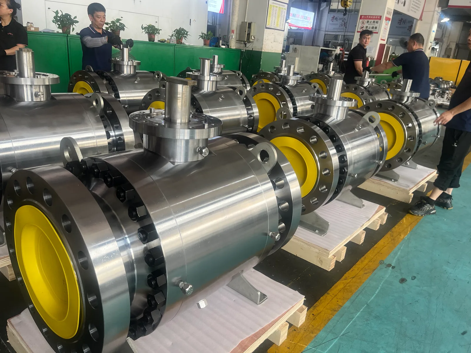 válvulas de bola trunnion durante el montaje en taller